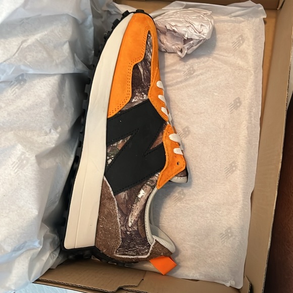 New Balance 327 Atmos Edition - Picture 2 of 2